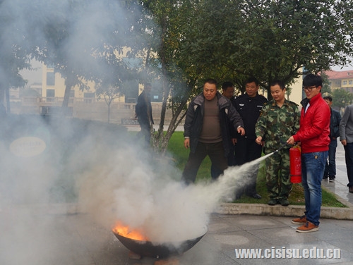 消防官兵指导同学们学习使用灭火器.JPG